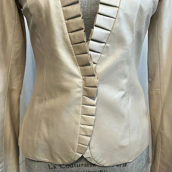 WHITEHOUSEBLACKMARKET NWOT Cream Leather Blazer Pearl Frill Detail, Size XXS/S - Picture 4 of 9